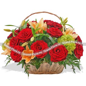 Цветочная корзина из алых роз и оранжевых лилий